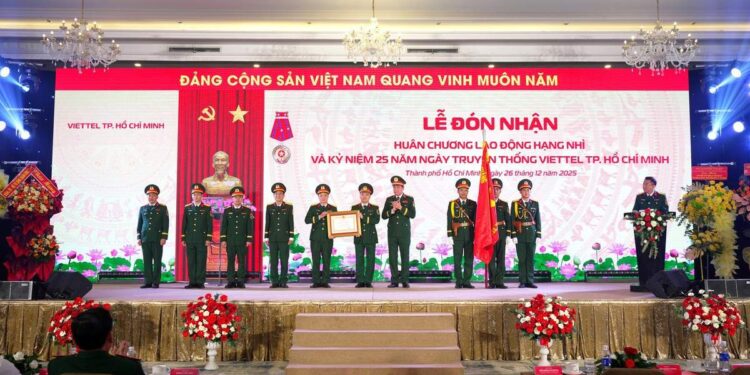 Viettel TP.HCM đón nhận Huân chương Lao động hạng Nhì