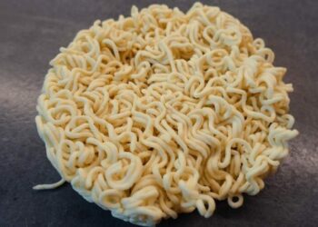 Which Southeast Asian country ranks second worldwide in instant noodle consumption?