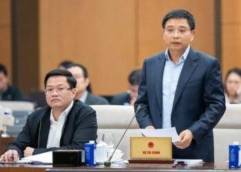 Bộ trưởng Bộ Tài chính Nguyễn Văn Thắng báo cáo tại phiên họp.