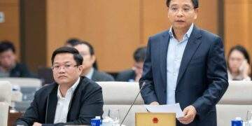 Bộ trưởng Bộ Tài chính Nguyễn Văn Thắng báo cáo tại phiên họp.