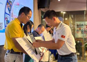 Các doanh nghiệp được trao vốn mồi để triển khai dự án.