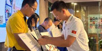 Các doanh nghiệp được trao vốn mồi để triển khai dự án.