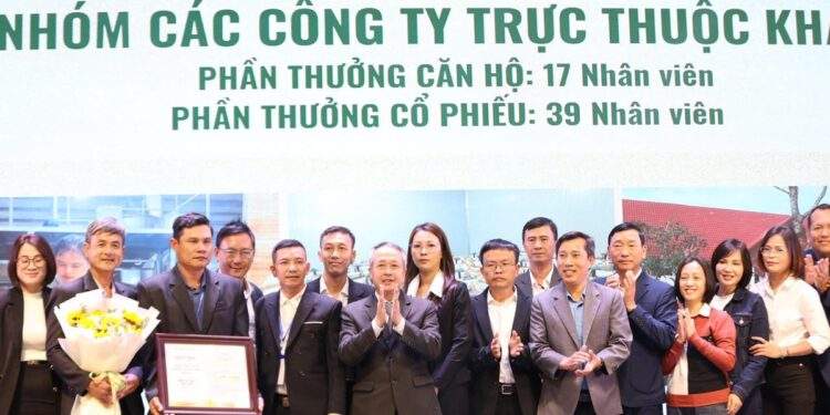 Bầu Đức tặng căn hộ tiền tỉ cho 160 người lao động