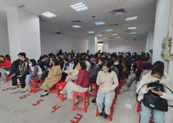 Biển người xếp hàng chờ mua vàng