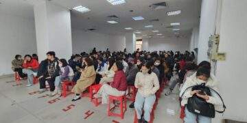 Biển người xếp hàng chờ mua vàng