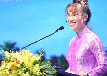 Cả thị trường đỏ lửa, vì đâu Vietjet của tỷ phú Nguyễn Thị Phương Thảo ngược dòng tím lịm?