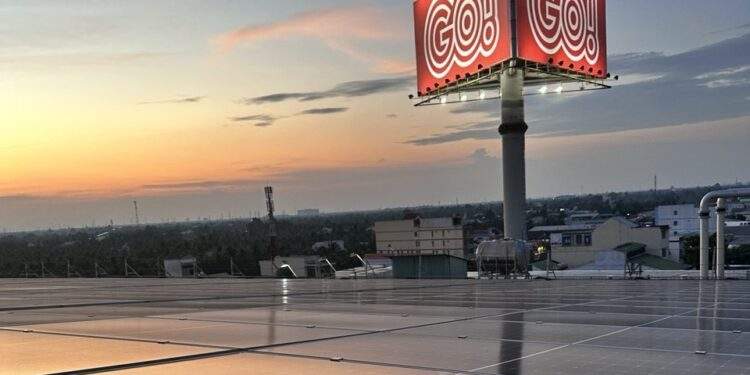 Central Retail triển khai lắp đặt hệ thống pin năng lượng mặt trời tại trung tâm thương mại GO! Ảnh: Central Retail.