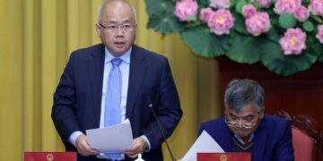 Thứ trưởng Bộ Tài chính Đỗ Thành Trung giới thiệu nội dung các luật tại cuộc họp báo - Ảnh VGP.