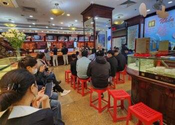 Cửa hàng thừa vàng bán ra, người mua ồ ạt tới xếp hàng