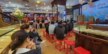 Cửa hàng thừa vàng bán ra, người mua ồ ạt tới xếp hàng