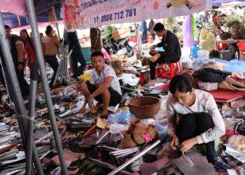 Công cụ sản xuất nông nghiệp là mặt hàng được bày bán nhiều tại Chợ Viềng.