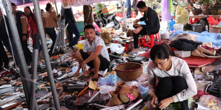 Công cụ sản xuất nông nghiệp là mặt hàng được bày bán nhiều tại Chợ Viềng.