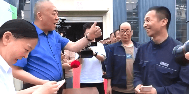 Doanh nghiệp Trung Quốc tung ‘chiêu lạ’ giữ chân nhân viên trước và sau Tết