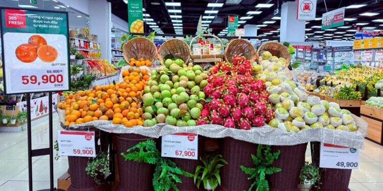 Không gian trưng bày hàng Tết tai các siêu thị đã được mở rộng hơn so với ngày thường.