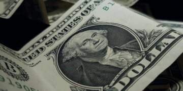 Dollar dips against dong - VnExpress International