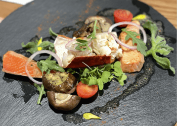 Hải sản tươi sống được vận chuyển từ Nhật Bản với công nghệ cấp đông tiên tiến nhất. Ảnh: Ngọc La