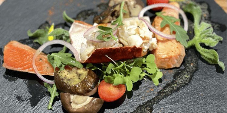 Hải sản tươi sống được vận chuyển từ Nhật Bản với công nghệ cấp đông tiên tiến nhất. Ảnh: Ngọc La