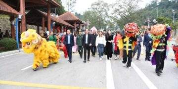 Du khách đầu tiên Xông đất Lạng Sơn Cửu khẩu Quốc tế Hữu Nghị Lọng trọng đón đoàn Doanh nghiệp lữ hành Chào năm mới