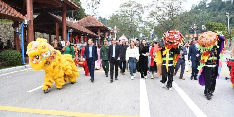 Du khách đầu tiên Xông đất Lạng Sơn Cửu khẩu Quốc tế Hữu Nghị Lọng trọng đón đoàn Doanh nghiệp lữ hành Chào năm mới