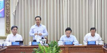 Bí thư Thành ủy TP. Hồ Chí Minh Trần Lưu Quang, Chủ tịch UBND TP. Hồ Chí Minh Nguyễn Văn Được, Phó Chủ tịch Thường trực HĐND TP. Hồ Chí Minh Nguyễn Văn Thọ, Phó Chủ tịch Thường trực UBND TP. Hồ Chí Minh Nguyễn Lộc Hà chủ trì hội nghị - Ảnh: Cổng thông tin điện tử Thành phố.