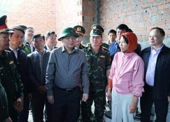 Phó Thủ tướng Hồ Quốc Dũng kiểm tra, đôn đốc xây dựng nhà cho dân bị thiên tai ở Gia Lai. Ảnh Cục Quản lý Đê điều và phòng chống thiên tai cung cấp.