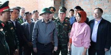 Phó Thủ tướng Hồ Quốc Dũng kiểm tra, đôn đốc xây dựng nhà cho dân bị thiên tai ở Gia Lai. Ảnh Cục Quản lý Đê điều và phòng chống thiên tai cung cấp.