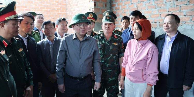 Phó Thủ tướng Hồ Quốc Dũng kiểm tra, đôn đốc xây dựng nhà cho dân bị thiên tai ở Gia Lai. Ảnh Cục Quản lý Đê điều và phòng chống thiên tai cung cấp.