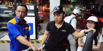 Giá xăng giảm, giá dầu tiếp tục đi lên