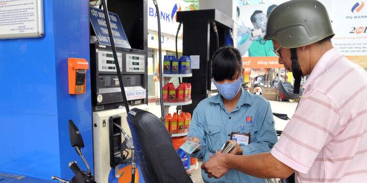 Giá xăng ngày mai dự báo tăng trở lại