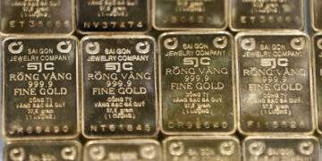 Gold prices continue to climb