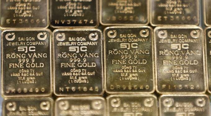 Gold prices continue to climb