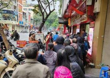 Hàng dài người mua chen chúc, nhà vàng lại dừng bán