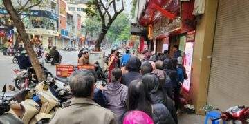 Hàng dài người mua chen chúc, nhà vàng lại dừng bán