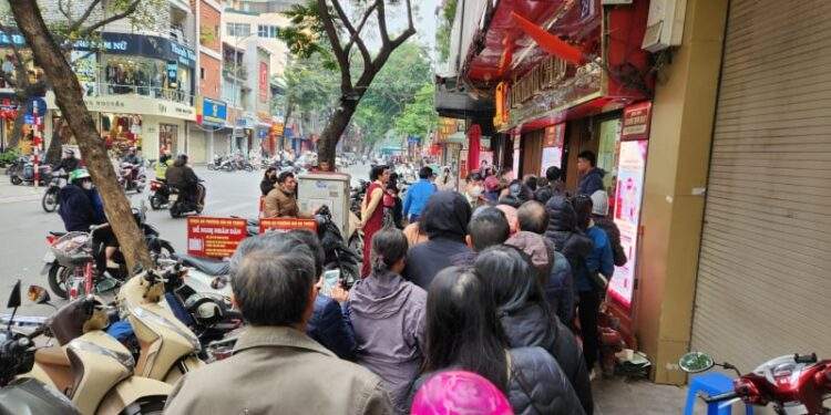 Hàng dài người mua chen chúc, nhà vàng lại dừng bán