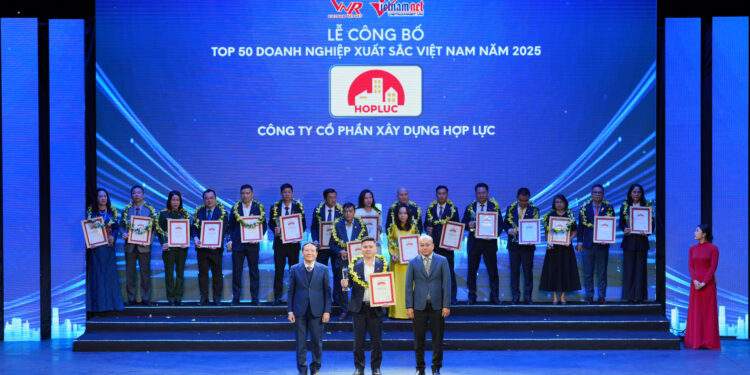 Đại diện Xây dựng Hợp Lực, ông Nguyễn Việt Cường vinh dự nhận giải thưởng Top 50 doanh nghiệp xuất sắc Việt Nam 2025.