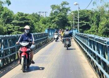 Hơn 4.000 người dân sống trên Cồn Hến, phường Vỹ Dạ,  thành phố Huế) thấp thỏm khi di chuyển trên cầu Phú Lưu đã xuống cấp. Ảnh: Phúc Đạt