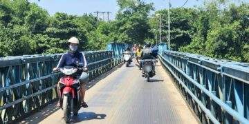 Hơn 4.000 người dân sống trên Cồn Hến, phường Vỹ Dạ,  thành phố Huế) thấp thỏm khi di chuyển trên cầu Phú Lưu đã xuống cấp. Ảnh: Phúc Đạt