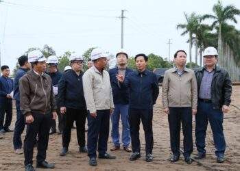 Phó Chủ tịch UBND tỉnh Hưng Yên Lại Văn Hoàn kiểm tra thực địa công trình thi công nút giao với quốc lộ 10 tuyến đường từ phường Thái Bình đi xã Hưng Hà, kết nối với phường Phố Hiến. Ảnh: Cổng thông tin điện tử tỉnh Hưng Yên.