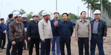 Phó Chủ tịch UBND tỉnh Hưng Yên Lại Văn Hoàn kiểm tra thực địa công trình thi công nút giao với quốc lộ 10 tuyến đường từ phường Thái Bình đi xã Hưng Hà, kết nối với phường Phố Hiến. Ảnh: Cổng thông tin điện tử tỉnh Hưng Yên.