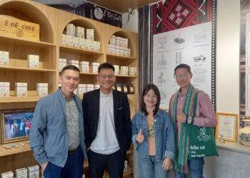 Tháng 12/2025, dự án GEVA phối hợp cùng chuyên gia nông nghiệp hữu cơ ThS. Bùi Khánh Tùng đã thực hiện chuyến khảo sát thực địa tại Ede Coffee – một thương hiệu cà phê đặc sản tiêu biểu của Đắk Lắk, gắn liền với bản sắc văn hóa của người Ê Đê và định hướng phát triển theo mô hình kinh tế tuần hoàn.