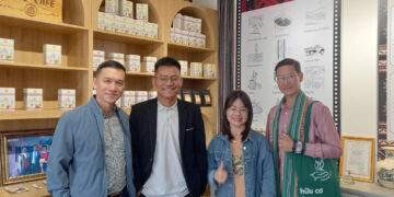 Tháng 12/2025, dự án GEVA phối hợp cùng chuyên gia nông nghiệp hữu cơ ThS. Bùi Khánh Tùng đã thực hiện chuyến khảo sát thực địa tại Ede Coffee – một thương hiệu cà phê đặc sản tiêu biểu của Đắk Lắk, gắn liền với bản sắc văn hóa của người Ê Đê và định hướng phát triển theo mô hình kinh tế tuần hoàn.