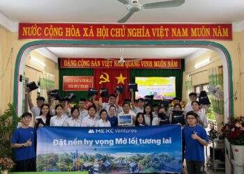Đại diện MEXC Ventures trao hỗ trợ cơ sở vật chất và đồ dùng học tập cho học sinh sau mưa lũ.