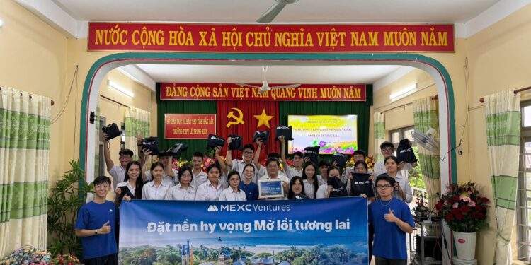 Đại diện MEXC Ventures trao hỗ trợ cơ sở vật chất và đồ dùng học tập cho học sinh sau mưa lũ.