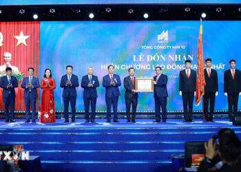 Thủ tướng Phạm Minh Chính trao Huân chương Lao động hạng Nhất cho Tổng Công ty May 10. Ảnh: TTX