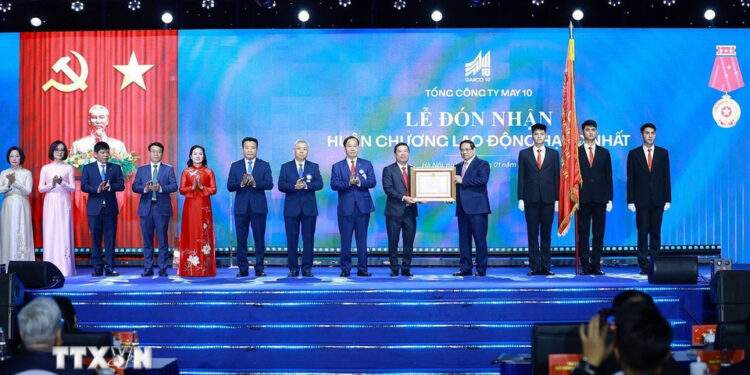 Thủ tướng Phạm Minh Chính trao Huân chương Lao động hạng Nhất cho Tổng Công ty May 10. Ảnh: TTX