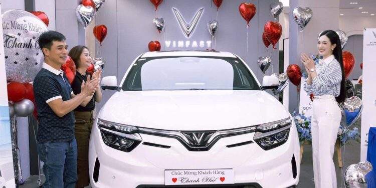 Mua xe 0 đồng, miễn phí sạc...