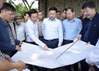 Phó Chủ tịch UBND tỉnh Nghệ An Hoàng Phú Hiền kiểm tra nút giao giữa đường bộ cao tốc Vinh – Thanh Thủy với đường Hồ Chí Minh