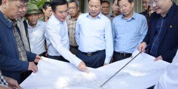 Phó Chủ tịch UBND tỉnh Nghệ An Hoàng Phú Hiền kiểm tra nút giao giữa đường bộ cao tốc Vinh – Thanh Thủy với đường Hồ Chí Minh