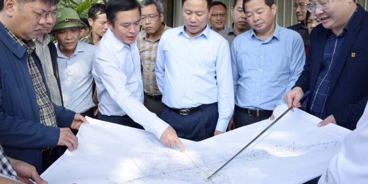 Phó Chủ tịch UBND tỉnh Nghệ An Hoàng Phú Hiền kiểm tra nút giao giữa đường bộ cao tốc Vinh – Thanh Thủy với đường Hồ Chí Minh