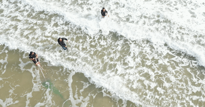 Nghề 'đi giật lùi' kéo 'lộc trời' từ cát, kiếm bạc triệu mỗi ngày